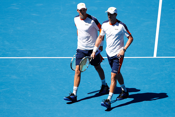 Bob and Mike Bryan talk tactics in between points (Photo: Michael Dodge/Getty Images)