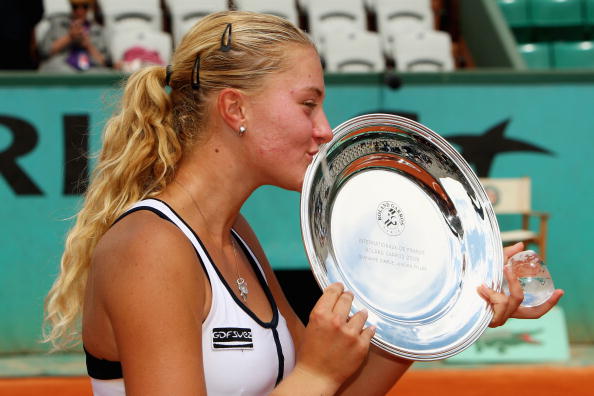 Mladenovic with the Girls' title at the 2009 French Open | Photo: Clive Brunskill/Getty Images