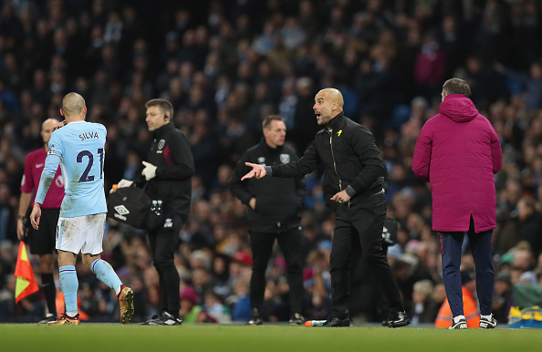 Guardiola orienta David Silva, que marcou gol da virada dos Citizens (Foto: Manchester City FC)