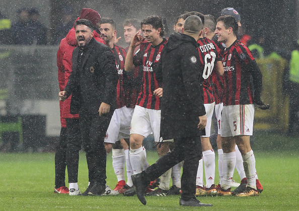 Gattuso reuniu os jogadores ainda em campo para celebrarem a vitória (Foto: Marco Luzzani/Getty Images)