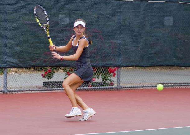 Catherine Bellis hits a forehand during a junior tournament in 2013. | Photo: John Togaski