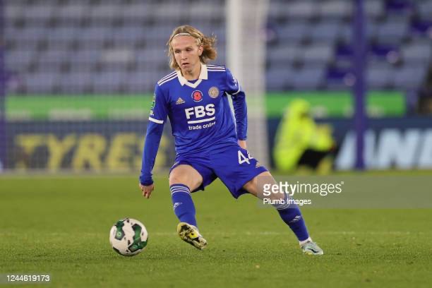 LEICESTER, ENGLAND - NOVEMBER 08:  Sammy Braybrooke of <strong><a  data-cke-saved-href='https://www.vavel.com/en/football/2022/11/05/premier-league/1128644-4-things-we-learnt-from-leicesters-victory-against-everton.html' href='https://www.vavel.com/en/football/2022/11/05/premier-league/1128644-4-things-we-learnt-from-leicesters-victory-against-everton.html'>Leicester City</a></strong> in action during the Carabao Cup Third Round match between <strong><a  data-cke-saved-href='https://www.vavel.com/en/football/2022/11/05/premier-league/1128644-4-things-we-learnt-from-leicesters-victory-against-everton.html' href='https://www.vavel.com/en/football/2022/11/05/premier-league/1128644-4-things-we-learnt-from-leicesters-victory-against-everton.html'>Leicester City</a></strong> and Newport County at King Power Stadium on November 8, 2022 in Leicester, England. (Photo by Plumb Images/<strong><a  data-cke-saved-href='https://www.vavel.com/en/football/2022/11/05/premier-league/1128644-4-things-we-learnt-from-leicesters-victory-against-everton.html' href='https://www.vavel.com/en/football/2022/11/05/premier-league/1128644-4-things-we-learnt-from-leicesters-victory-against-everton.html'>Leicester City</a></strong> FC via Getty Images)  