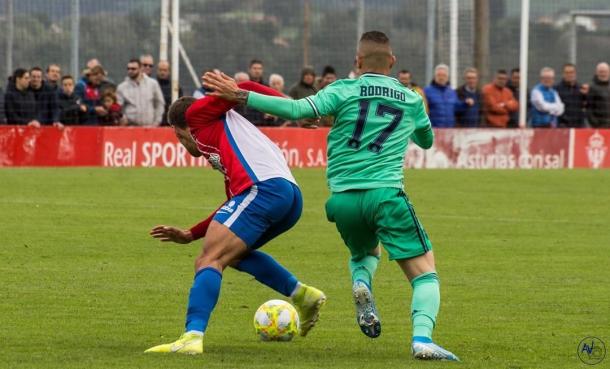 Rodrigo Rodrigues, durante el choque ante el filial del Sporting de Gijón | Foto: @rodriguues00 (Instagram)