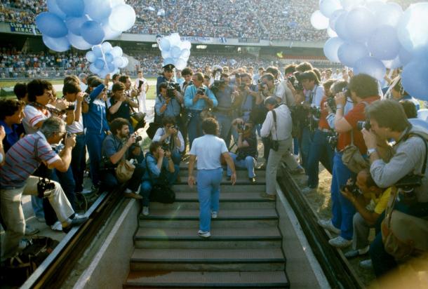 Maradona durante su presentación en San Paolo / (Fuente: Pinterest)