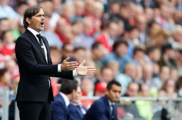 Cocu dirigiendo a los suyos. Fuente: PSV (Twitter)