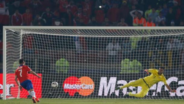 Chile's Alexis Sanchez scoring past Argentina's Sergio Romero. Photo: AP