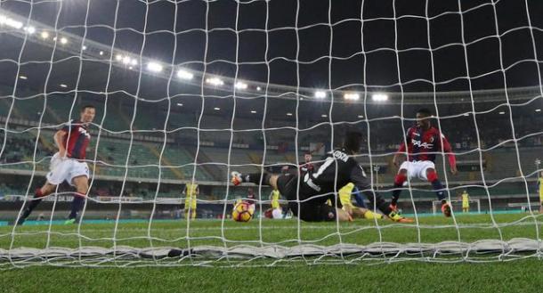 L'autogol di Mbaye, decisivo nel negare i tre punti al Bologna sul campo del Chievo. Fonte foto: gazzetta.it