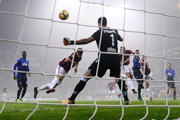 Visto pelo ângulo de trás do gol, é nítido o toque no braço do atacante do Milan (Foto: Marco Bertorello/Getty Images)