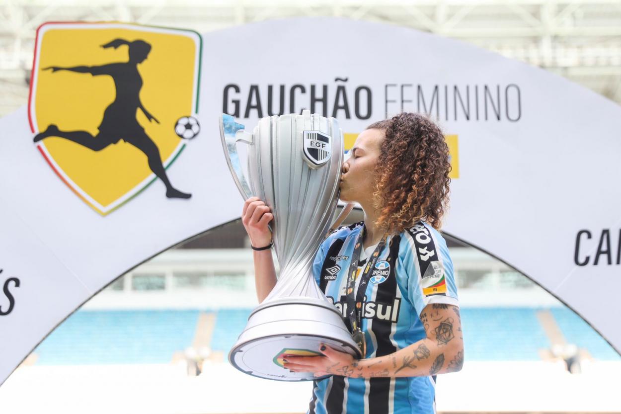 Rafa Levis com a taça de campeã do Gauchão 2022 (Foto: Morgana Schuh / Grêmio)