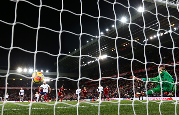 Kane deslocou Karius no pênalti decisivo, empatou o jogo e marcou o seu 100º com a camisa do Tottenham pela Premier League (Foto: Clive Brunskill / Getty Images)