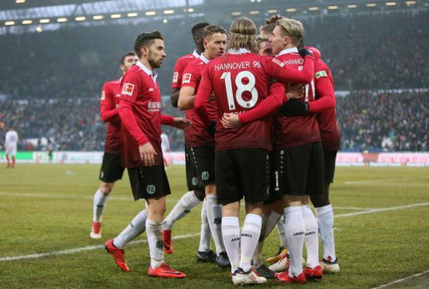 Jogadores do Hannover celebram gol (Foto: Getty Images)