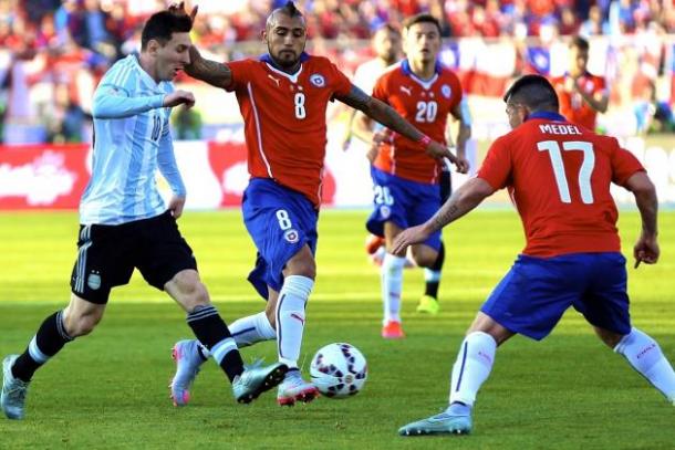Messi, Vidal e Medel in azione nell'atto finale del 2015. (fonte immagine: Bleacher Report)