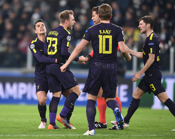 Eriksen, de falta, marcou o gol de empate do Tottenham (Foto: Michael Regan/Getty Images)