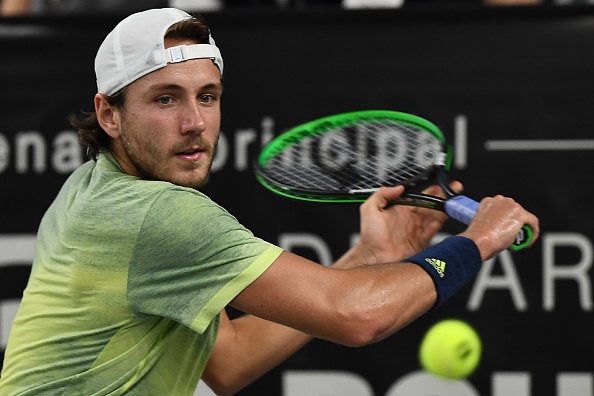 Lucas Pouille gears up to hit a slice shot (Photo: Boris Horvat/Getty Images)