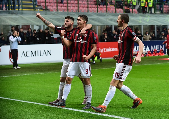 Cutrone e André Silva, autores dos gols do Milan no segundo tempo, comemoram ao lado de Bonucci (Foto: Miguel Medina/AFP)