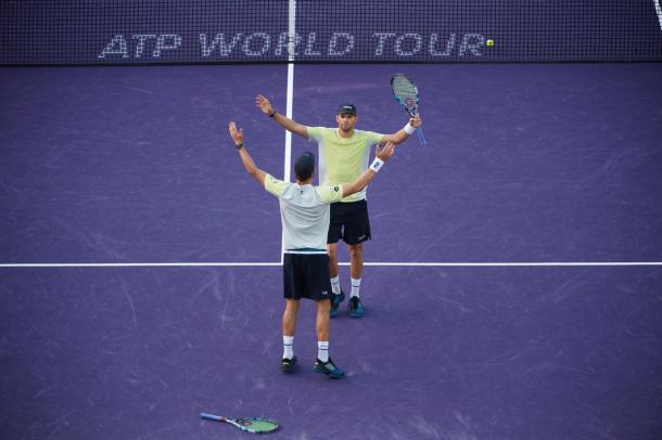 Bob and Mike Bryan celebrate after winning the Miami title (Photo: @MiamiOpen)