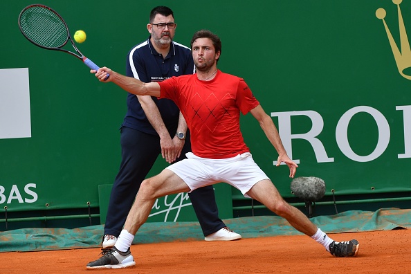 Gilles Simon stretches to return a shot back into court (Photo: Yann Coatsaliou/Getty Images)