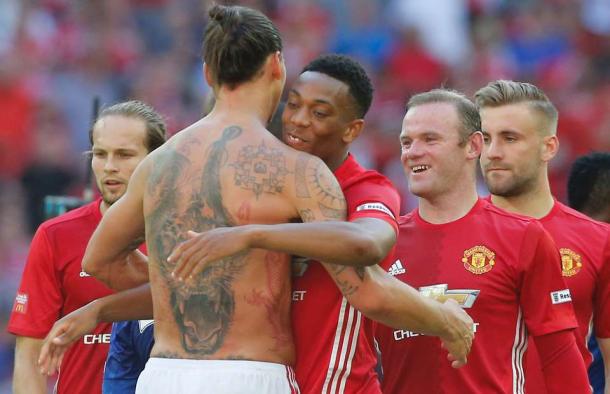 Ibrahimovic y Martial se saludan tras un partido. Foto: Manchester United