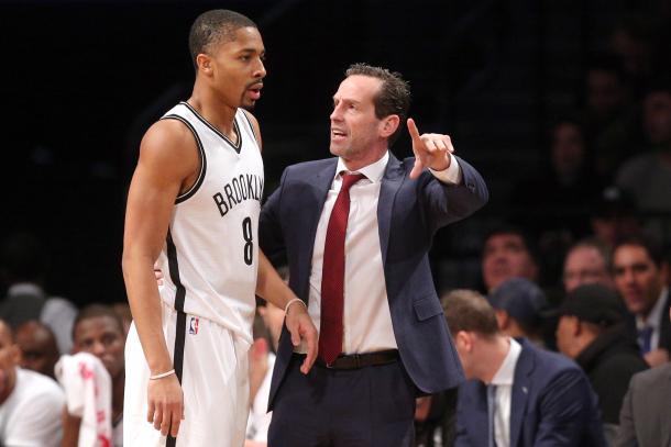 Coach Kenny Atkinson a colloquio con Spencer Dinwiddie. Fonte: Nothin' But Nets