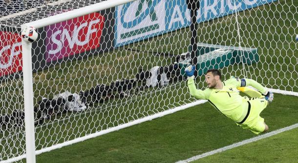 Hugo Lloris helpless as Kimmich's strike hits the bar | Photo: The San Diego Union-Tribune / AP