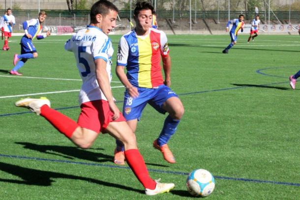 Alexandre pugna por el balón | Foto: FAF (Federación Andorrana de Fútbol)