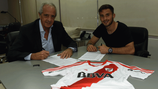 Marcelo Saracchi firmando contrato con River Plate en 2017