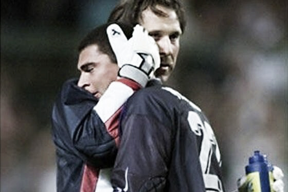 Faryd Mondragón consolado por David Seaman en Francia 98 | Foto: Jaime Macías en twitter