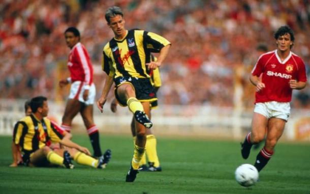 Alan Pardew in campo contro il Manchester United nel 1990. Oggi sarà in panchina. 