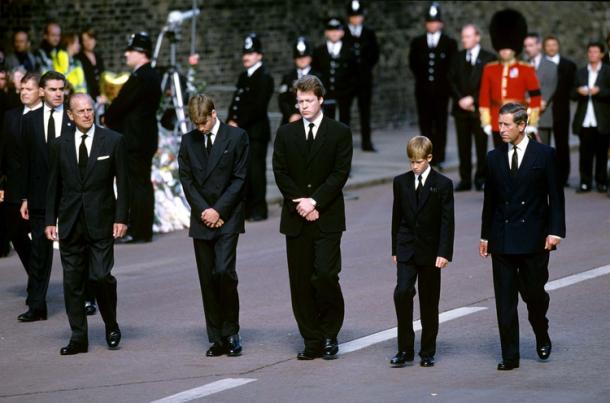 Duque de Edimburgo, William, Harry, Carlos Spencer y el príncipe Carlos en el funeral de Diana