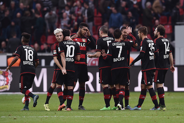 Jogadores celebrando a vitória de virada sobre o Stuttgart por 4 a 3 Foto: Dennis Grombkowski/Getty Images