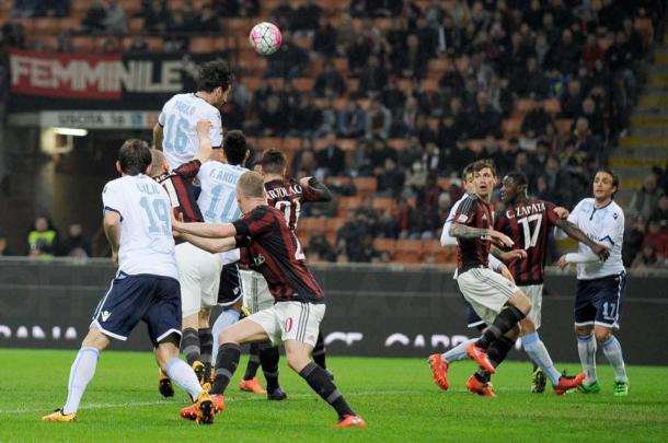 Parolo se eleva por encima de los jugadores del Milan para hacer el 0-1 | Foto: Lazio