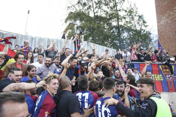 Los jugadores acabaron celebrándolo con los Supporters | Foto: Àlex Gallardo, FCF