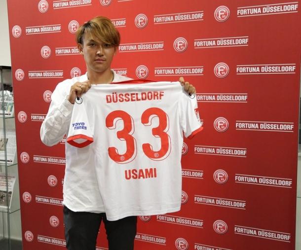 Takashi Usami poses with the number 33 shirt. | Photo: Fortuna Düsseldorf.