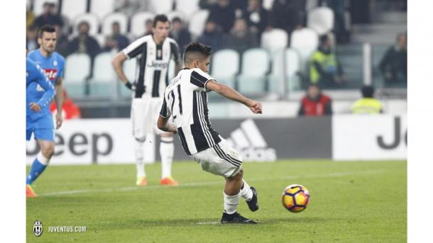 Dybala calcia il rigore del 2-1 nel match d'andata. | Fonte immagine: Juventus.com