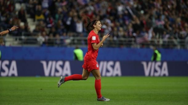 Alex Morgan celebra uno de sus goles a Tailandia / Foto: FIFA