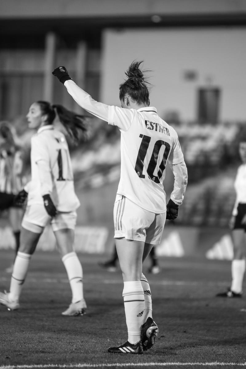 Esther celebra su gol. Foto de Alejandro Sancho