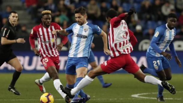Jugadores disputando un balón | Fotografía: La Liga