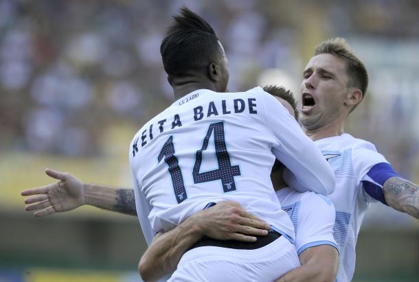 Keita is congratulated by teammates | Photo: Marco Rosi/Getty Images