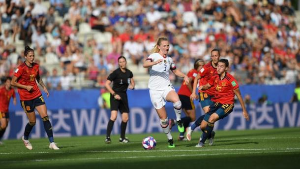Duelo por el balón entre España y Estados Unidos/Foto: FIFA