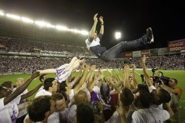 Los jugadores del Real Valladolid manteando a Miroslav Djukić tras el ascenso en 2012|Fuente: Real Valladolid