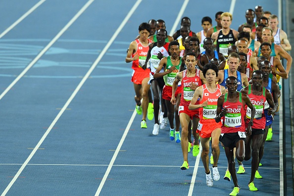 The competitors in the 10,000 meters during the early stages of that race (AFP/Jewel Samad)