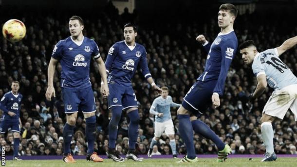 Agüero anota frente al Everton el 2-1. Foto: BBC Sport