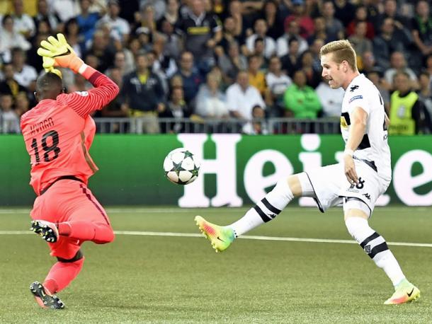 Hahn lifts in Gladbach's second. | Image credit: kicker - picture alliance