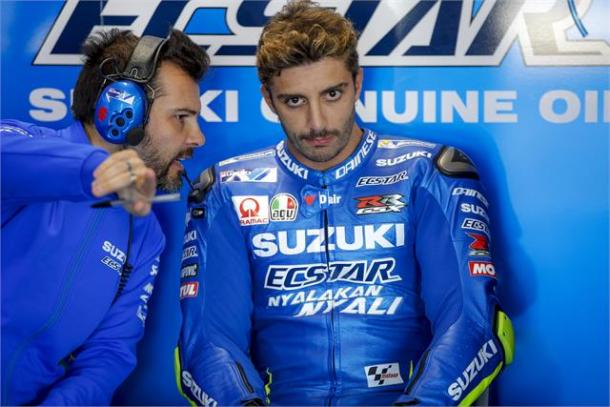 Iannone escucha atentamente las instrucciones de su ingeniero. Foto: Team Suzuki