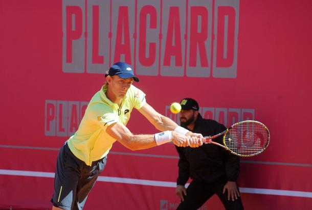 Kevin Anderson playing his first round match at the Millennium Estoril Open. (Photo by Millennium Estoril Open)