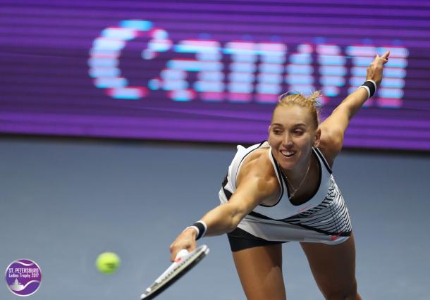Elena Vesnina reaches out for a shot | Photo: WTA St. Petersburg Ladies Trophy (Formula TX)
