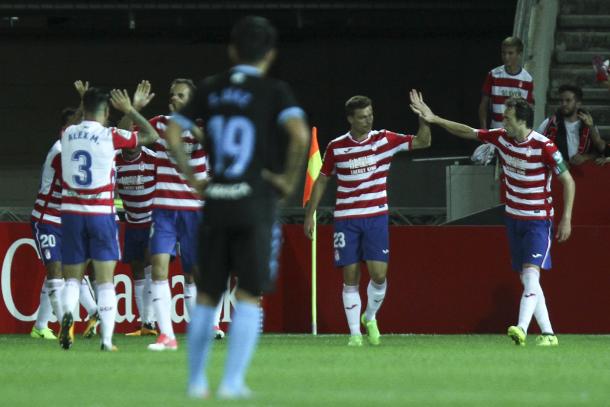 Los jugadores del Granada celebran un gol al Lugo | Foto: Antonio L. Juárez
