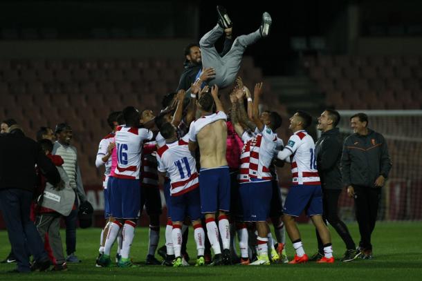Planagumà fue manteado por sus jugadores | Foto: AL Juárez
