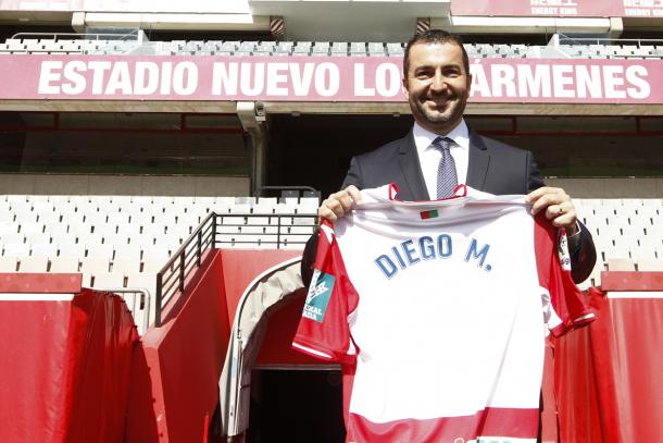 Diego Martínez ha posado con la camiseta en Los Cármenes | Foto: Antonio L. Juárez