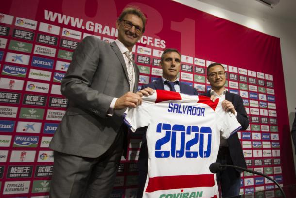 Manolo Salvador en su presentación junto a Tony Adams y Kangning Wang | Foto: Antonio L. Juárez